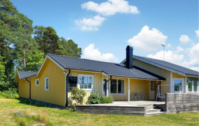 Cozy Home In Löttorp With Wifi